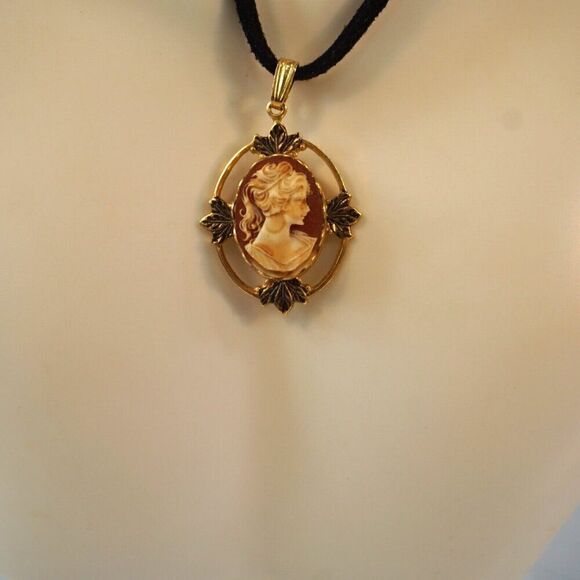 Vintage Carved Cameo Pendant Faux Leather Cord Necklace - Picture 3 of 9
